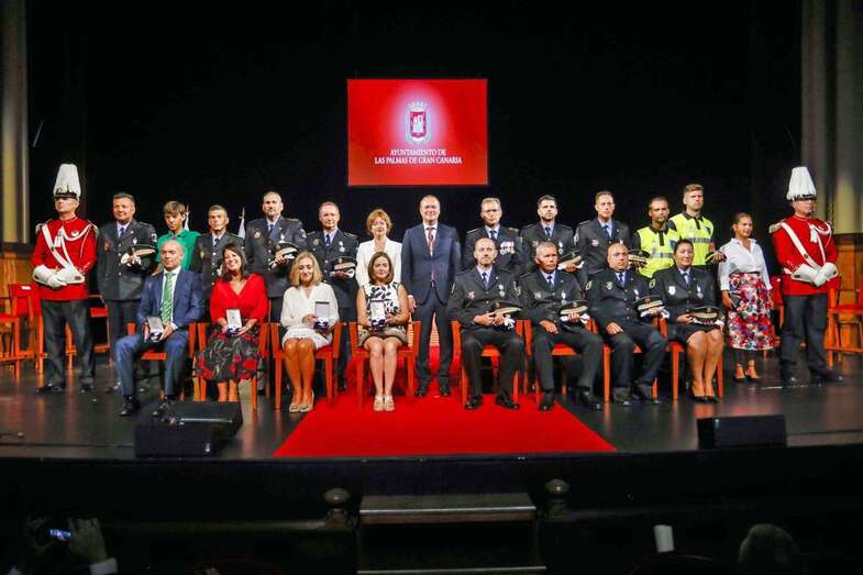 Los condecorados en el acto (Foto TA)